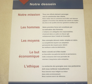 "Avec Carrefour, Je positive" "dans un cadre où chacun agit solidairement pour l'intérêt de l'ensemble" "Avec Carrefour, Je positive" "dans un cadre où chacun agit solidairement pour l'intérêt de l'ensemble"