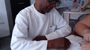 Roger apprend à lire avec l'Association Familles Solidaires