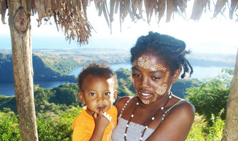 Quand les femmes se maquillent. Quand les femmes se maquillent.