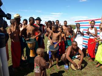 Michel le Dragon encourage les jeunes moringueurs Michel le Dragon encourage les jeunes moringueurs