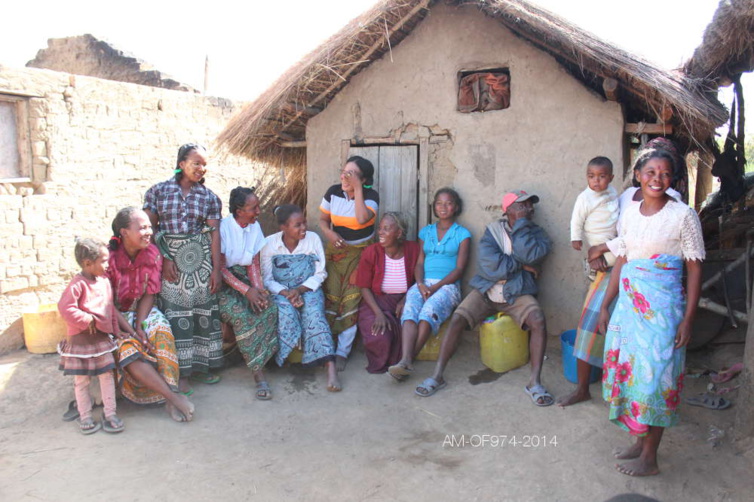 Aline Murin Hoarau : Nos voisines de Ranohira Aline Murin Hoarau : Nos voisines de Ranohira