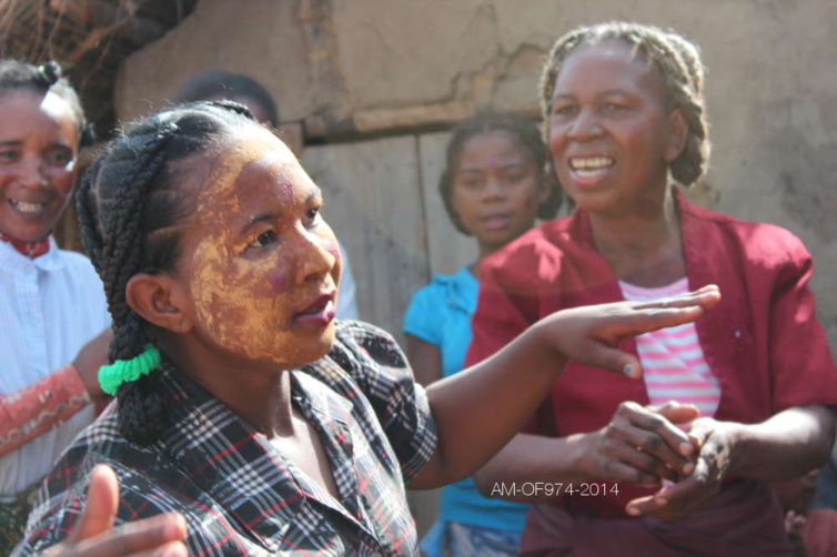 Aline Murin Hoarau : Nos voisines de Ranohira Aline Murin Hoarau : Nos voisines de Ranohira