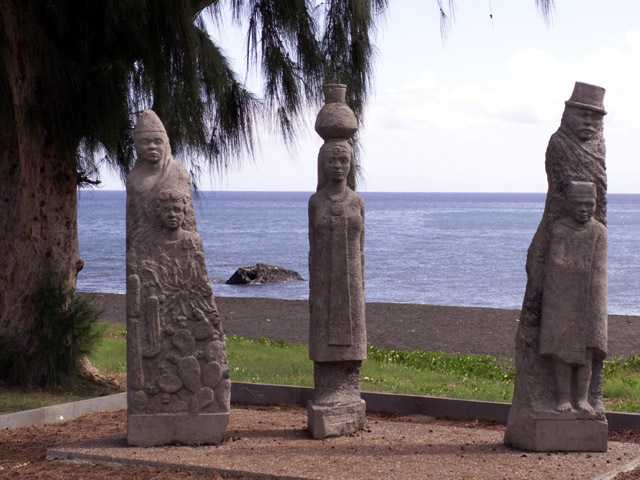 Stéles de Saint Paul: la route de l’esclavage entre Fort Dauphin, à Madagascar et Saint Paul.