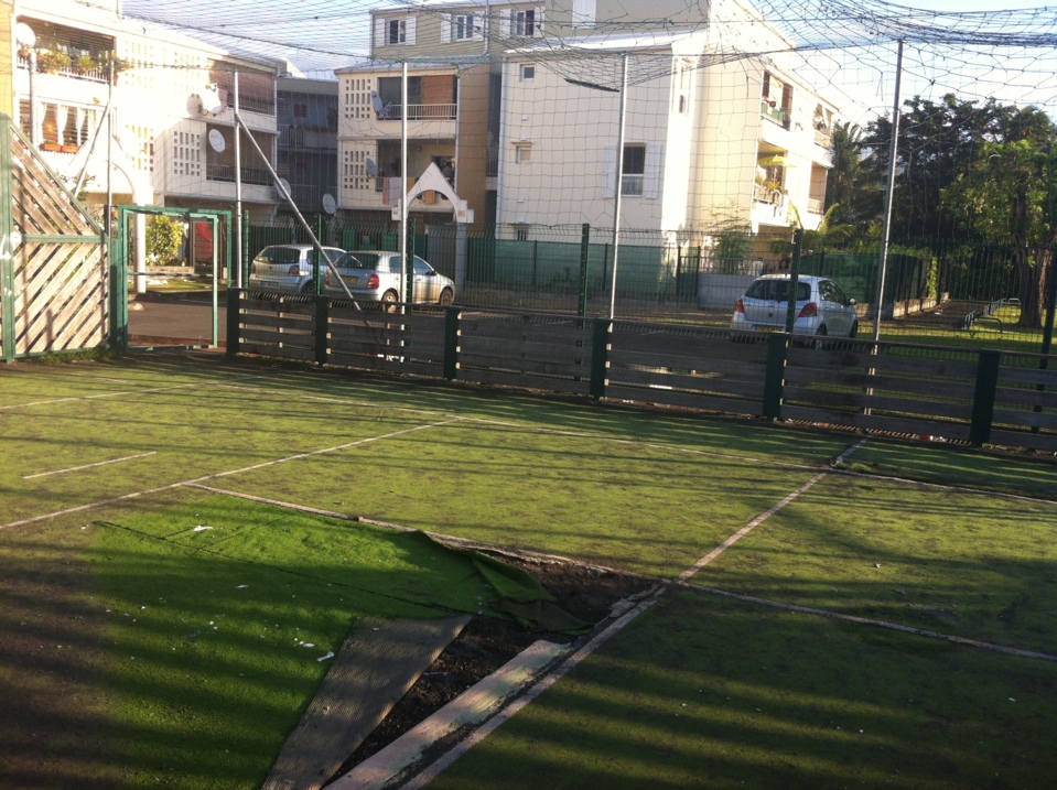 Plateau sportif à l'abandon dans un quartier populaire.