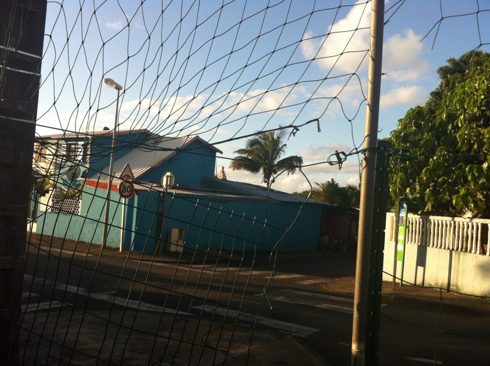 Village Desprez: un grillage dangereux qui entoure le plateau sportif délabré.