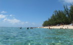 Alon bat caré la plage avec Familles Solidaires.