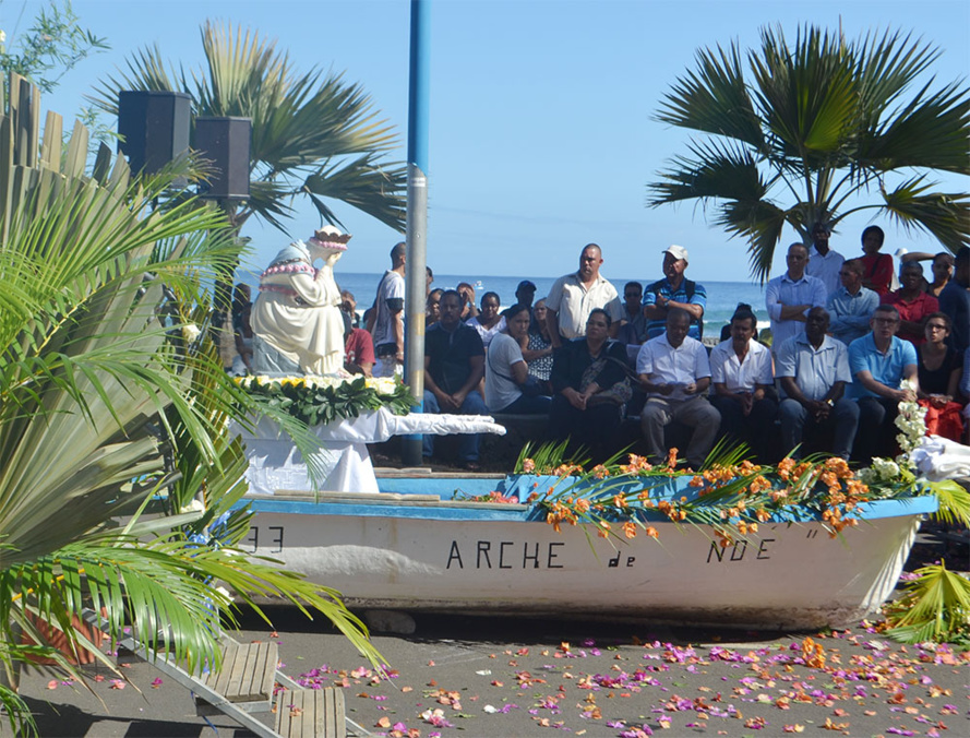 Thierry ROBERT : ​Vibrant hommage aux pêcheurs sur le Port de Saint-Leu