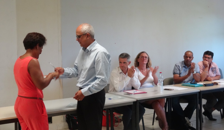 Le Président du Coparef, Didier Fauchard, remettant les premiers certificats CLEA Le Président du Coparef, Didier Fauchard, remettant les premiers certificats CLEA