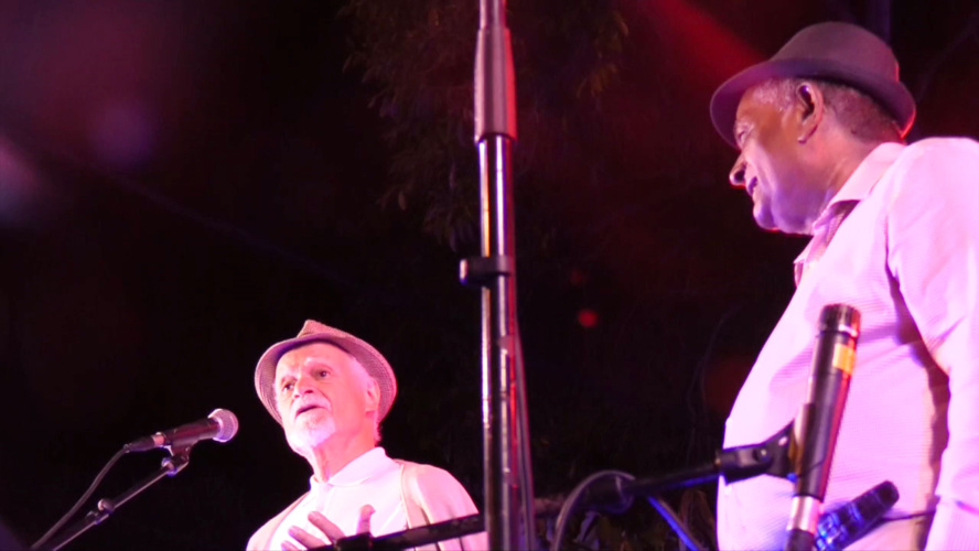 Les félicitations d'Élie HOARAU au Peuple Réunionnais Les félicitations d'Élie HOARAU au Peuple Réunionnais