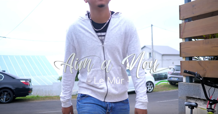 À LA TÉLÉ À LA TÉLÉ