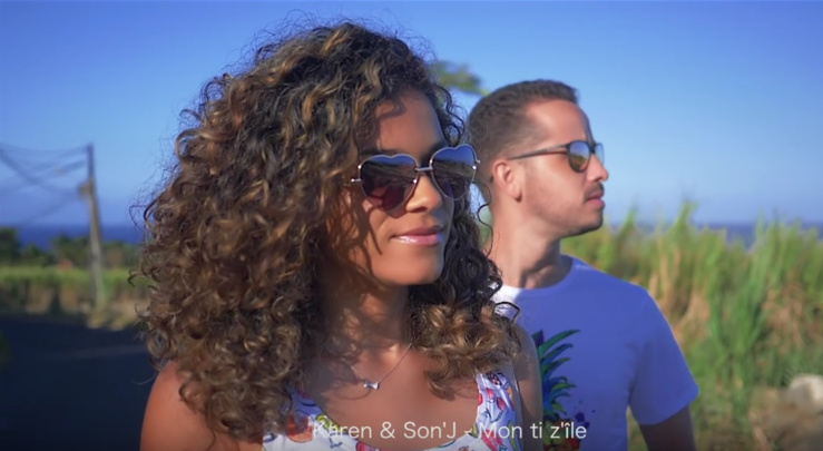 À LA TÉLÉ À LA TÉLÉ