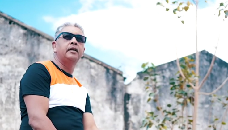 À LA TÉLÉ À LA TÉLÉ