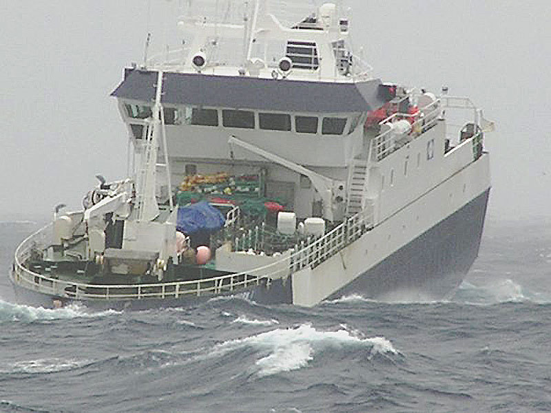 Le palangrier "Cap Horn1" remorqué