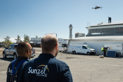 Équipe Sunzil en cours d'opération d’inspection thermographique par drone