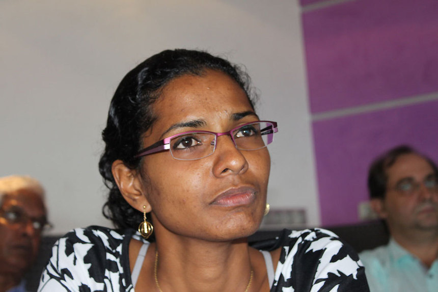 Sandra Sinimalé, investie pour les Législatives et l'UMP lancent la campagne de Sarkozy sous la pluie à St-Paul