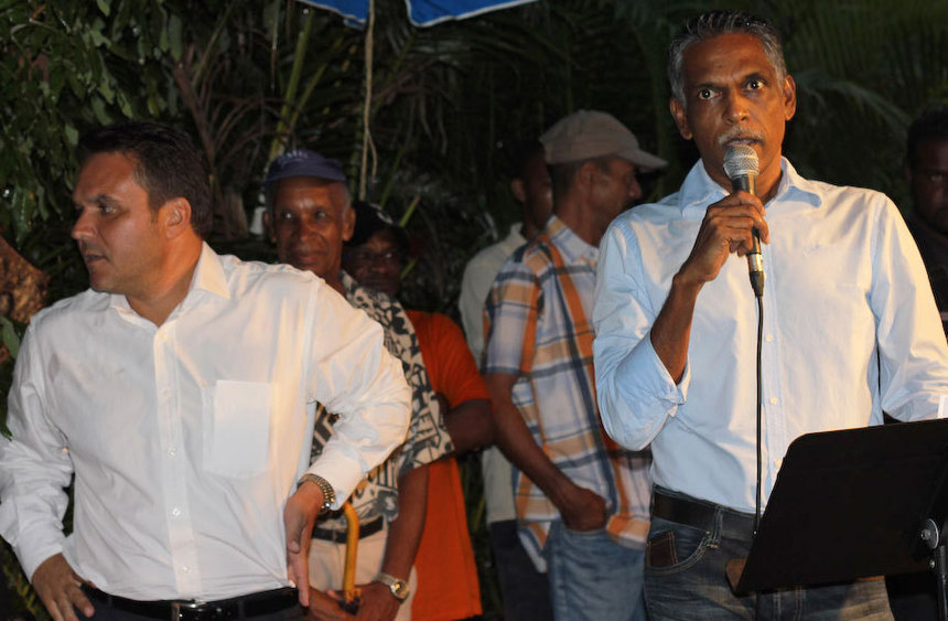 Sandra Sinimalé, investie pour les Législatives et l'UMP lancent la campagne de Sarkozy sous la pluie à St-Paul