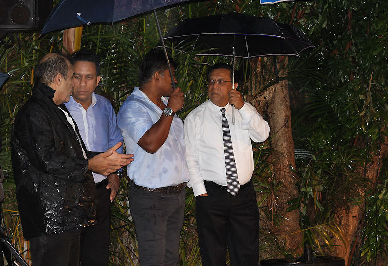 Sandra Sinimalé, investie pour les Législatives et l'UMP lancent la campagne de Sarkozy sous la pluie à St-Paul