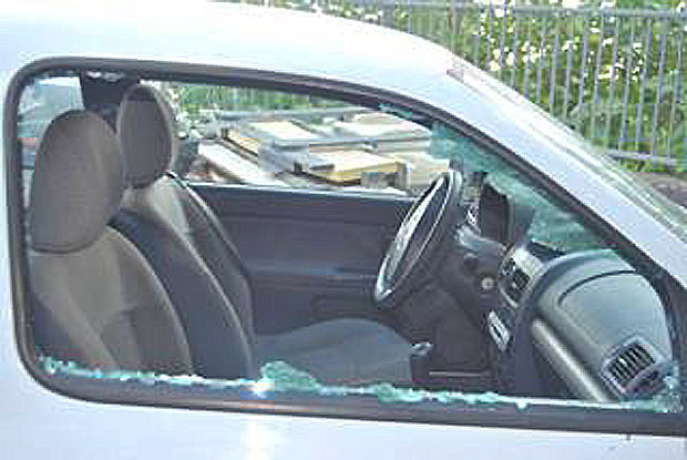 Une voiture de Thierry Robert vandalisée