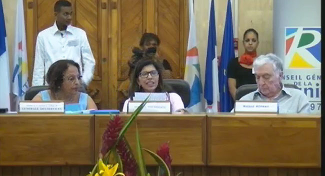 Nassimah Dindar félicite Mémona Hintermann