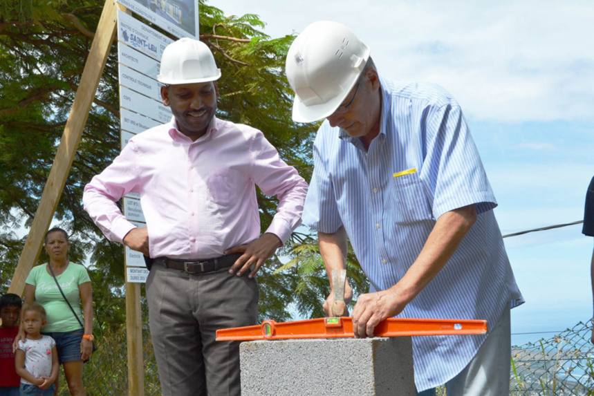 Pose de la première pierre de la maison de quartier des Colimaçons