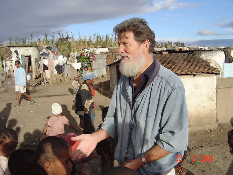 Didier Robert visite le chantier du lycée engagé par le Père Pedro