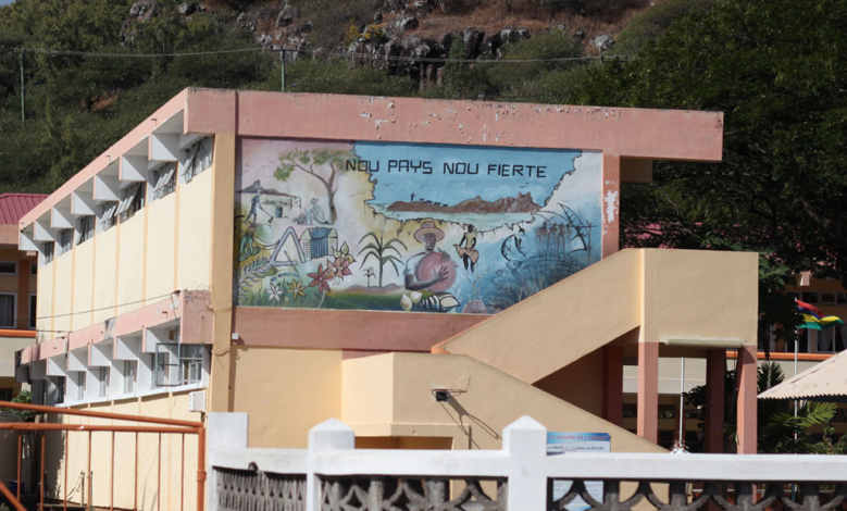 NOU PAYS NOU FIERTE - Fronton d'une école à Port Mathurin - Rodrigues