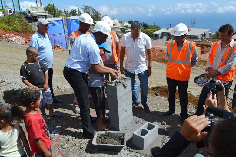 Pose de la première pierre de la Déchèterie de la Chaloupe Saint-Leu