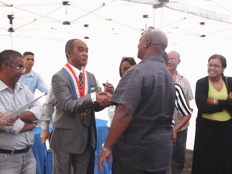 Trois-Bassins : 15/29 ont démissionné, le premier adjoint prépare sa liste pour les Municipales 2014 Trois-Bassins : 15/29 ont démissionné, le premier adjoint prépare sa liste pour les Municipales 2014