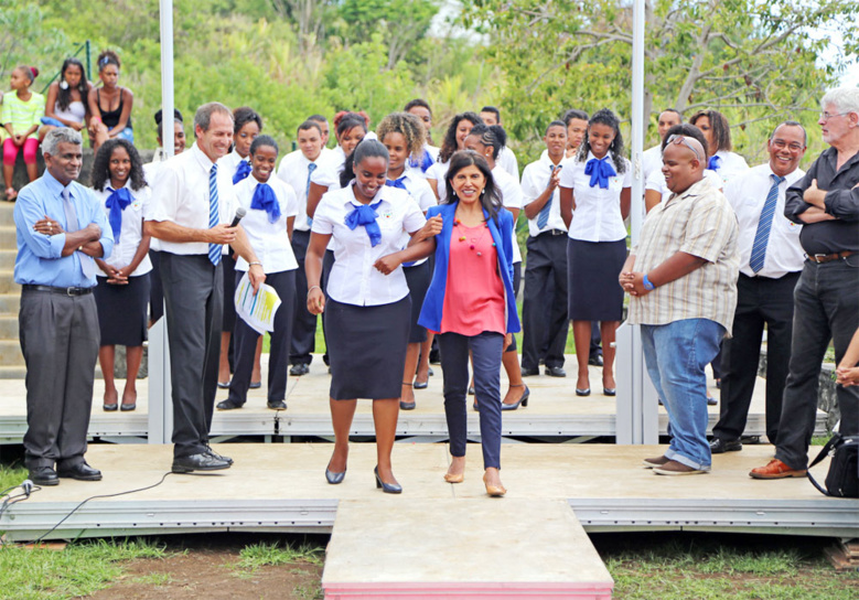 La présence remarquée de Joseph Sinimalé au côté de Nassimah Dindar La présence remarquée de Joseph Sinimalé au côté de Nassimah Dindar