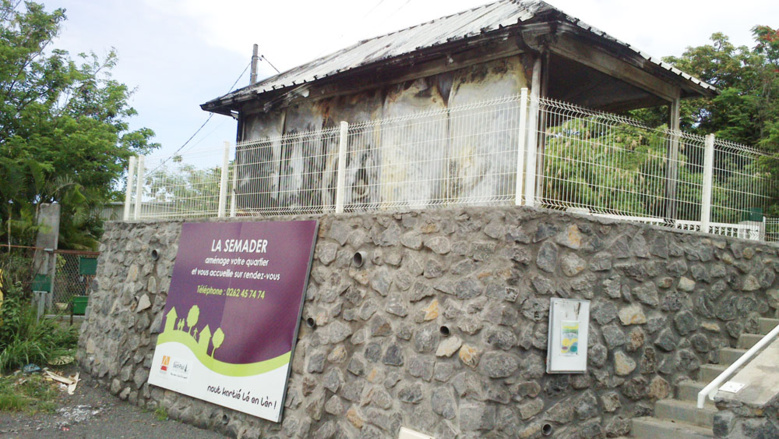 Des Saint-Paulois en grande détresse brûlent la Maison du projet de ZAC à Sans-Souci Des Saint-Paulois en grande détresse brûlent la Maison du projet de ZAC à Sans-Souci