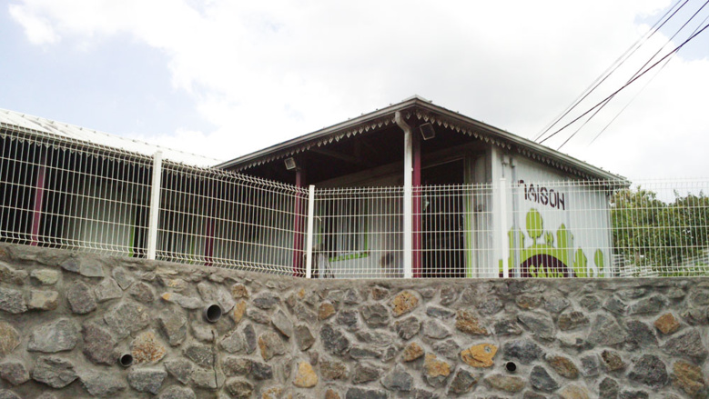 Des Saint-Paulois en grande détresse brûlent la Maison du projet de ZAC à Sans-Souci Des Saint-Paulois en grande détresse brûlent la Maison du projet de ZAC à Sans-Souci