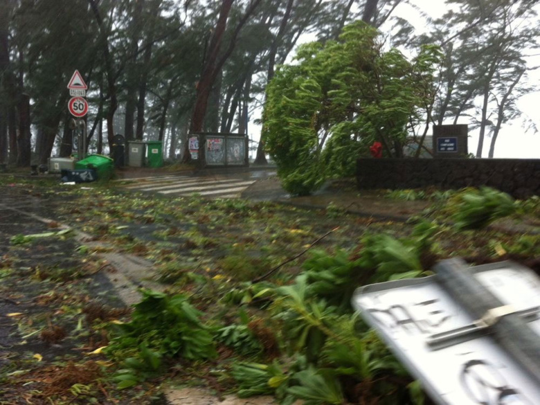 La commune de Saint-Leu installe un dispositif post-cyclonique La commune de Saint-Leu installe un dispositif post-cyclonique