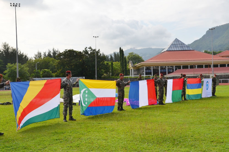 Les parachutistes du FAZSOI présentent les drapeaux des Etats membres et celui de la COI, avec lesquels ils viennent de sauter. Les parachutistes du FAZSOI présentent les drapeaux des Etats membres et celui de la COI, avec lesquels ils viennent de sauter.