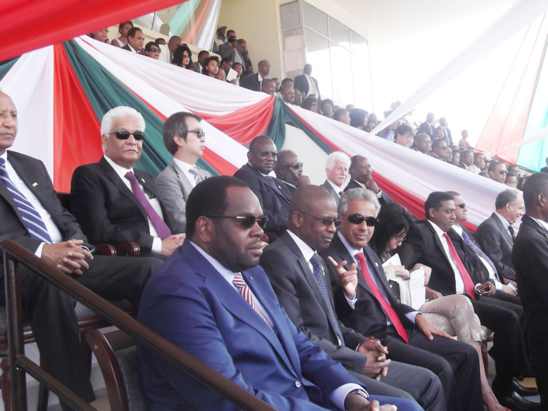 Jean Claude de l'Estrac, Secretaire général de la COI. A sa gauche le représentant du Secrétaire général des Nations Unies. A sa droite le vice-ministre des Affaires étrangères du Japon.
