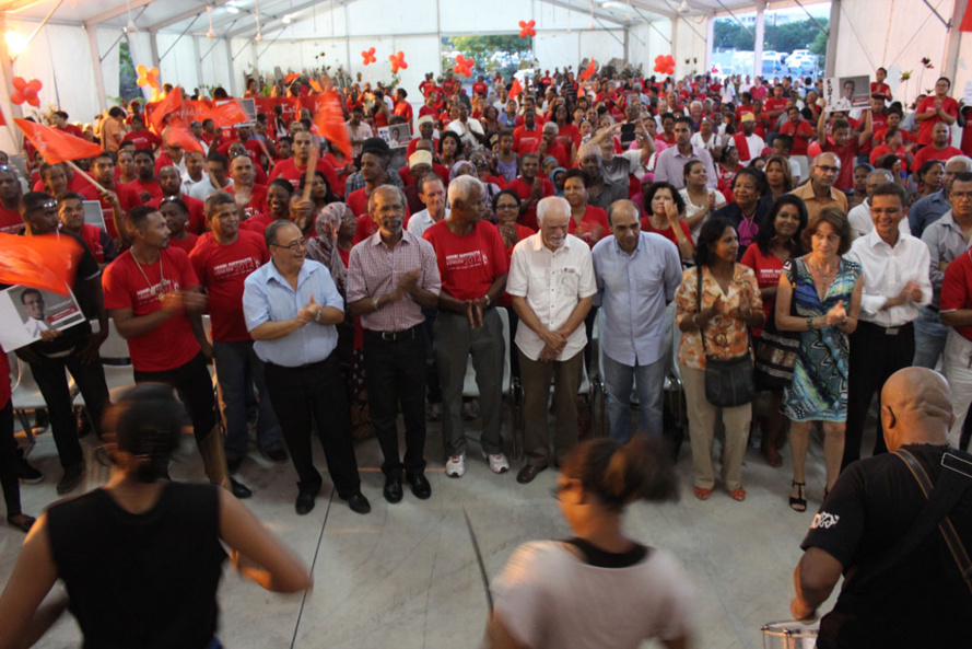 Le Port : Élan populaire et chaude ambiance pour Loulou Le Port : Élan populaire et chaude ambiance pour Loulou