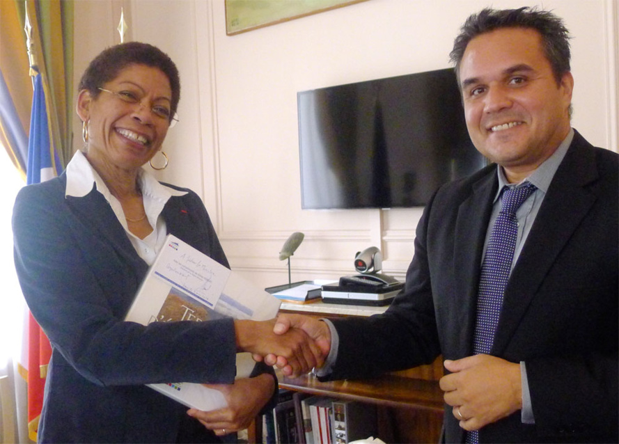 Didier ROBERT rencontre la Ministre des Outre-Mer George PAU-LANGEVIN Didier ROBERT rencontre la Ministre des Outre-Mer George PAU-LANGEVIN