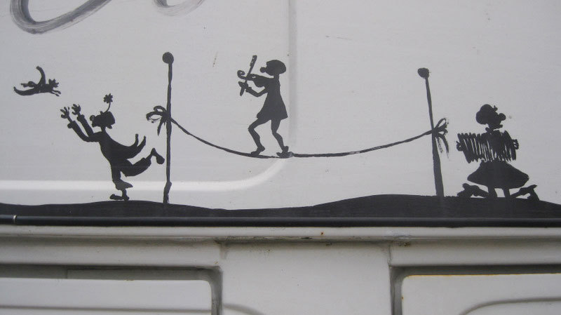 Sur son violon miteux, Joe fait des canards et Krapov court derrière tandis qu'au Gaumont on passe des navets.