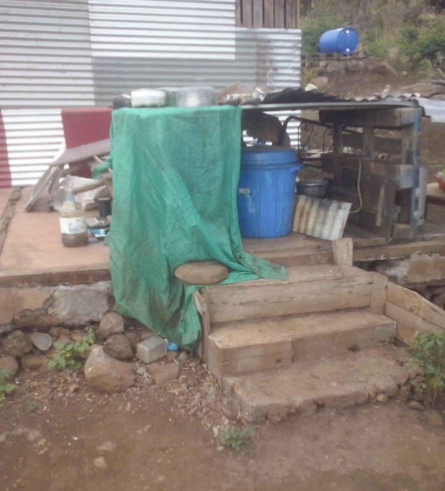 La Vraie misère à Piton Saint-Leu, un homme dort sous une feuille de tôle La Vraie misère à Piton Saint-Leu, un homme dort sous une feuille de tôle