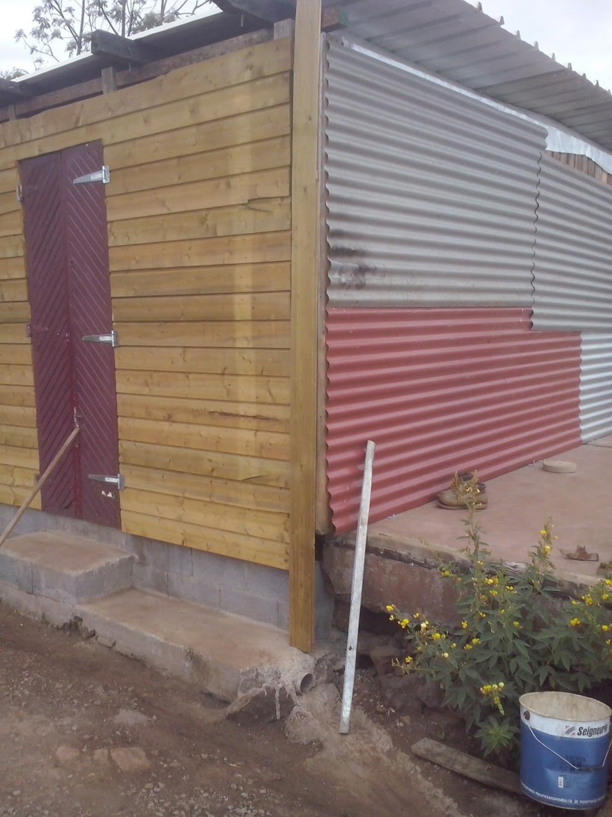 La Vraie misère à Piton Saint-Leu, un homme dort sous une feuille de tôle La Vraie misère à Piton Saint-Leu, un homme dort sous une feuille de tôle