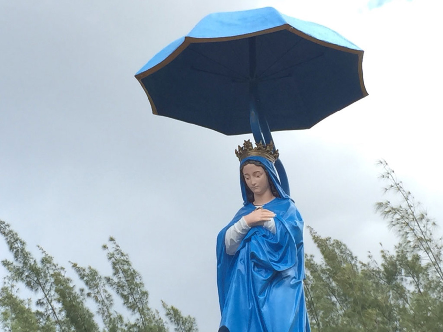 LA VIERGE AU PARASOL : L’ATTENTAT INEXCUSABLE LA VIERGE AU PARASOL : L’ATTENTAT INEXCUSABLE