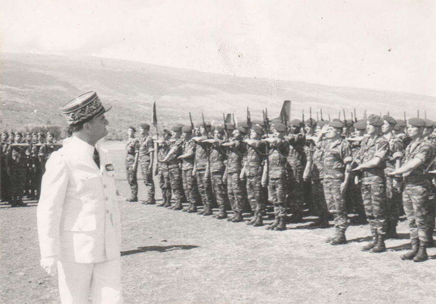 Revue des troupes avant le défilé sur la base Aérienne 181 d’IVATO en 1973.