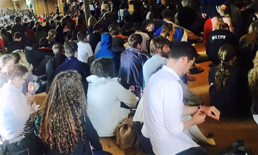 Younous Omarjee à Taizé pour discuter avec les jeunesses chrétiennes d'Europe Younous Omarjee à Taizé pour discuter avec les jeunesses chrétiennes d'Europe