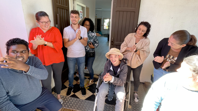 Des personnes accueilles enthousiastes Des personnes accueilles enthousiastes