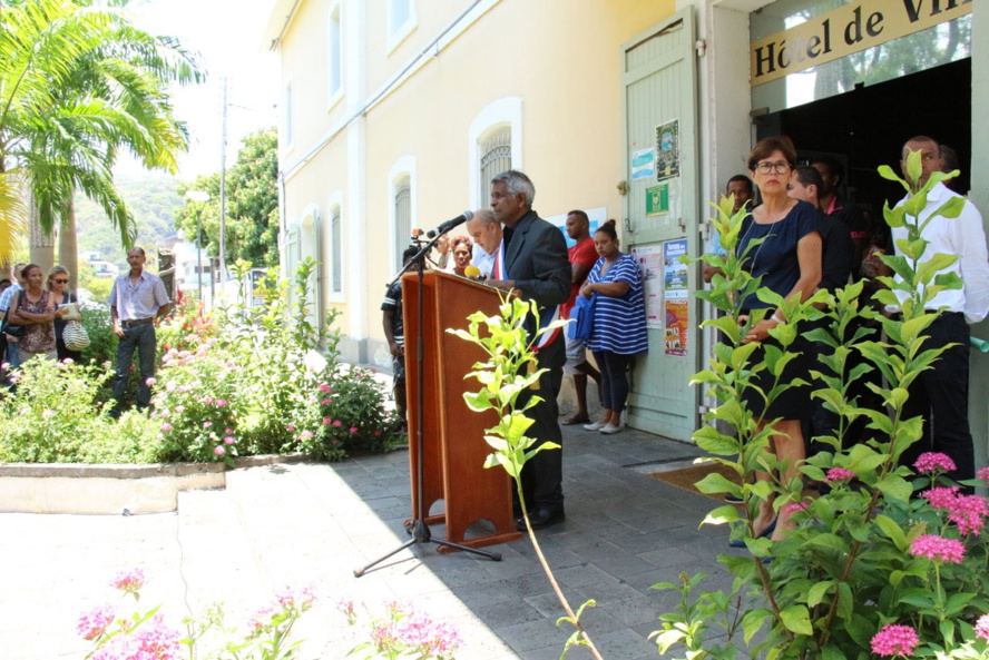 Saint-Paul rend hommage aux victimes des attentats du 13 novembre à Paris Saint-Paul rend hommage aux victimes des attentats du 13 novembre à Paris