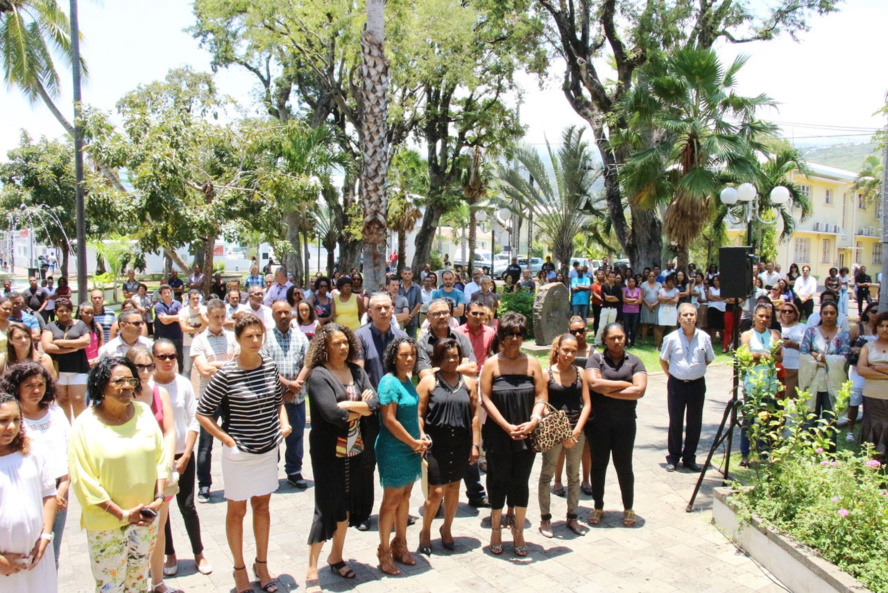 Saint-Paul rend hommage aux victimes des attentats du 13 novembre à Paris Saint-Paul rend hommage aux victimes des attentats du 13 novembre à Paris