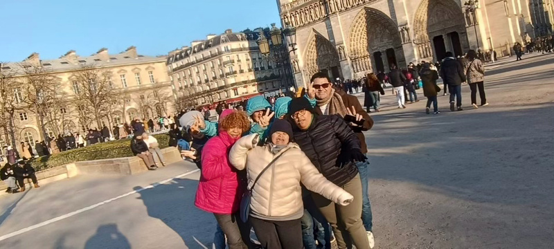Une partie de la troupe devant Notre Dame Une partie de la troupe devant Notre Dame