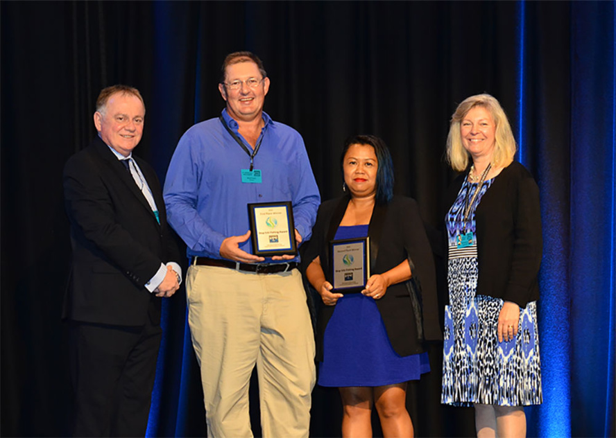 La COI reçoit les 1er et 2ème prix à un événement international contre la pêche illégale La COI reçoit les 1er et 2ème prix à un événement international contre la pêche illégale