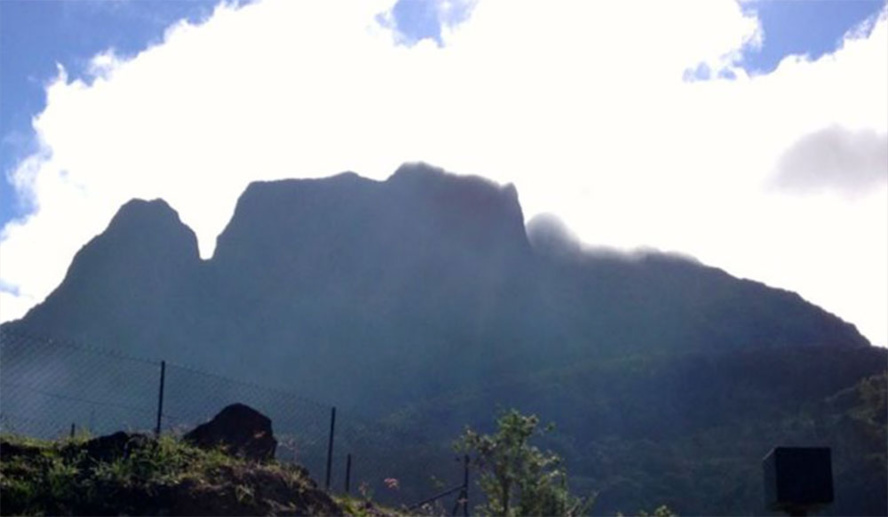 Le Piton Cimendef vu de La Nouvelle dans le cirque de Mafate