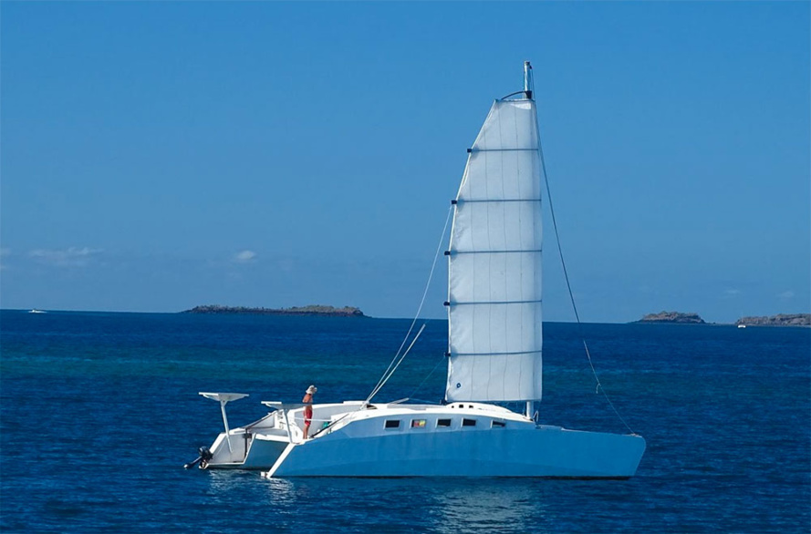 Dispositif de recherche déployé pour secourir deux naufragés à la dérive sur une coque de catamaran au large de Mayotte