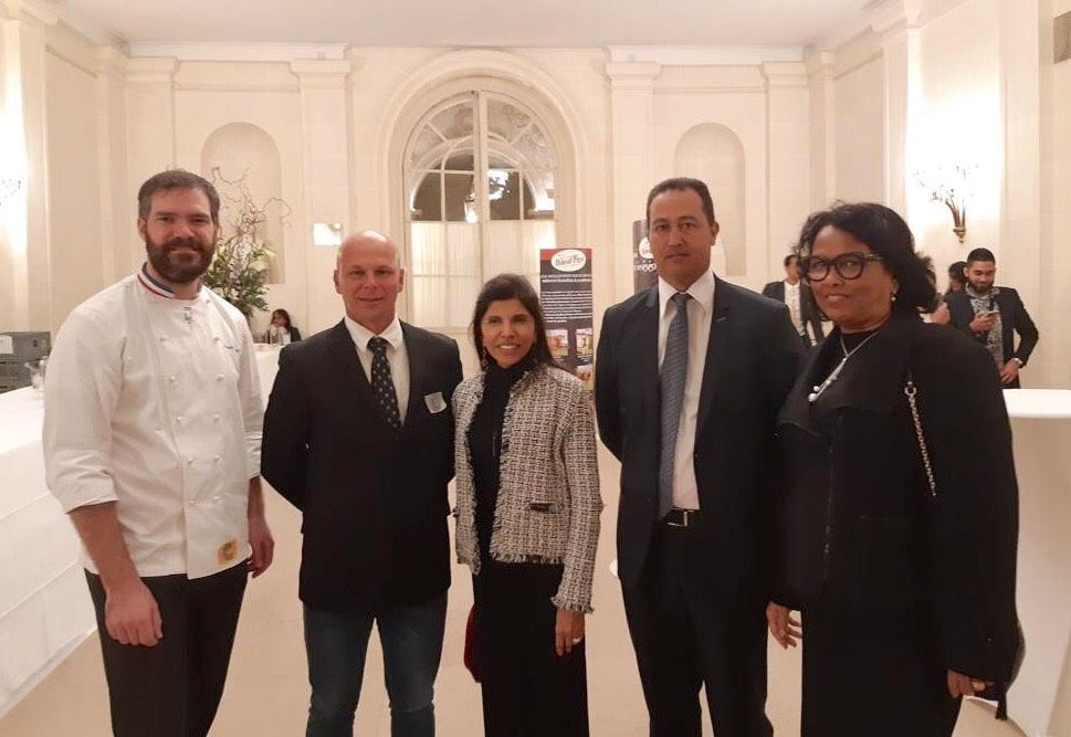 De gauche à droite : Romain Le boeuf, Michael Payet (administrateur de la Sica Revia), Nassimah Dindar, Sénatrice de La Réunion, Olivier Robert, Président de la Sica Revia, Béatrice Sigismeau, 2e Vice Présidente du Conseil Départemental de La Réunion